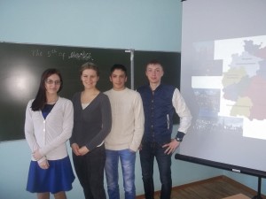 Немецкий стажер-практикант Элена Рекк проводит занятие со студентами по теме «Страны изучаемого языка»